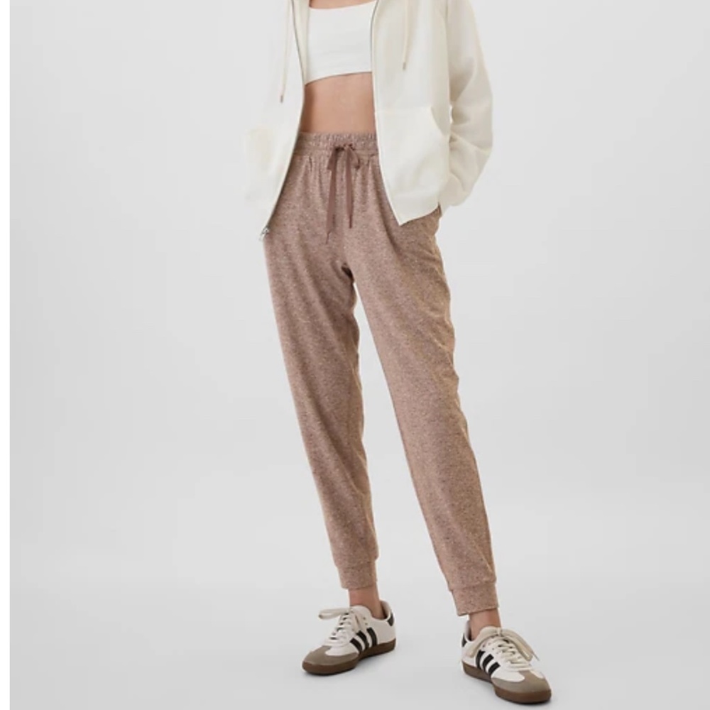 Gapfit Mid Rise brushed tech jersey jogger